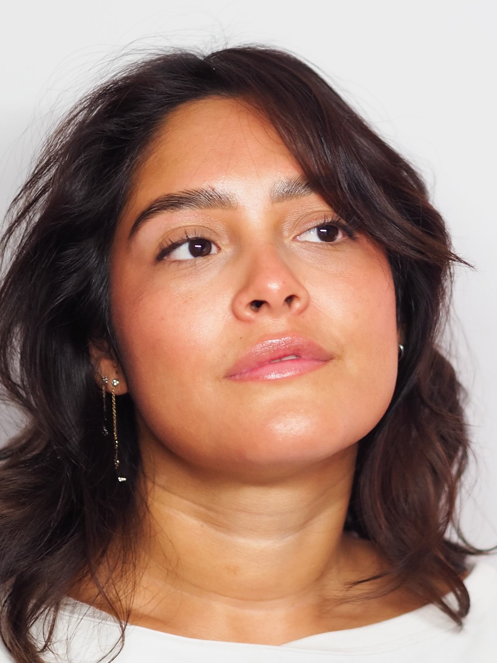 Visage de face, sourcils naturels, regard posé