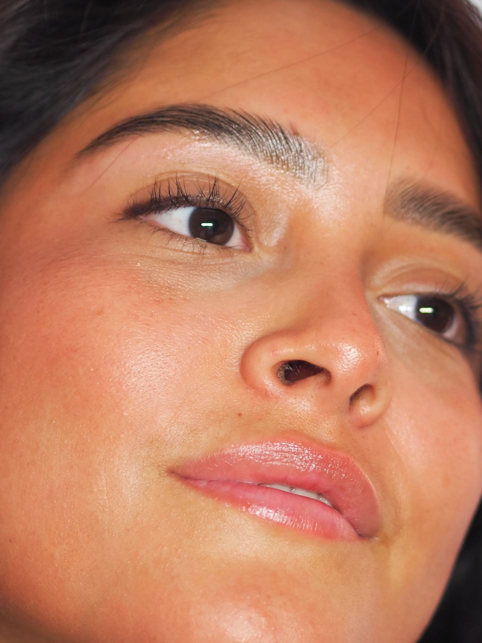 Gros plan d’un visage vu de trois quarts, peau naturelle en lumière du jour